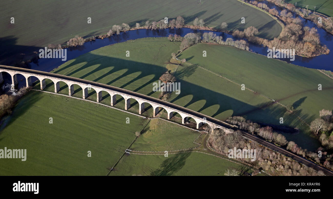 Vista aerea di un ponte ferroviario viadotto vicino alla piscina in Wharfedale, West Yorkshire Foto Stock