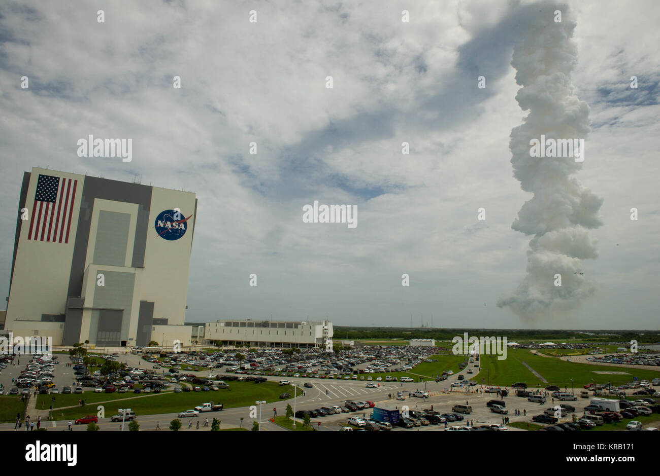 Il pennacchio del getto allo scarico dalla navetta spaziale Atlantis è visibile a sinistra del gruppo del veicolo edificio, Venerdì, 8 luglio 2011 a Cape Canaveral, Fla. Atlantis lanciato il volo finale del programma navetta su un 12-giorno missione alla stazione spaziale internazionale. Il servizio STS-135 equipaggio consegnerà il Raffaello multipurpose logistica modulo contenente materiali di consumo e parti di ricambio per la stazione spaziale. Photo credit: (NASA/Carla Cioffi) STS-135 pennacchio del getto allo scarico dissipando come si vede dal veicolo edificio di assemblaggio Foto Stock