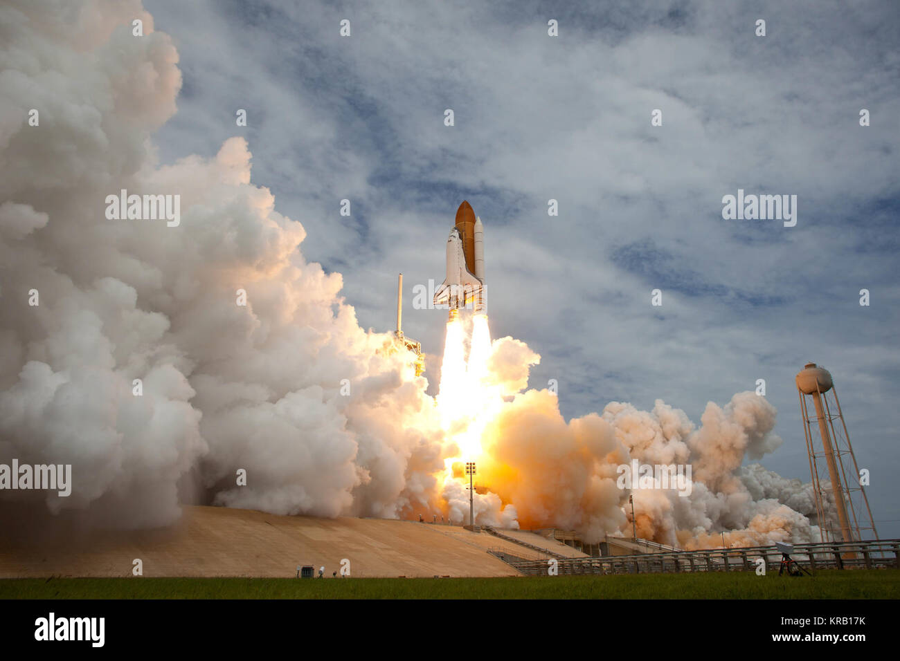 Lo Space Shuttle Atlantis è visto come si lancia dal tampone 39A venerdì 8 luglio 2011, alla NASA Kennedy Space Center di Cape Canaveral, in Florida, il lancio di Atlantis STS-135, è il volo finale del programma navetta, un 12-giorno missione alla stazione spaziale internazionale. Photo credit: (NASA/Bill Ingalls) Space Shuttle lancia un ultimo tempo Foto Stock