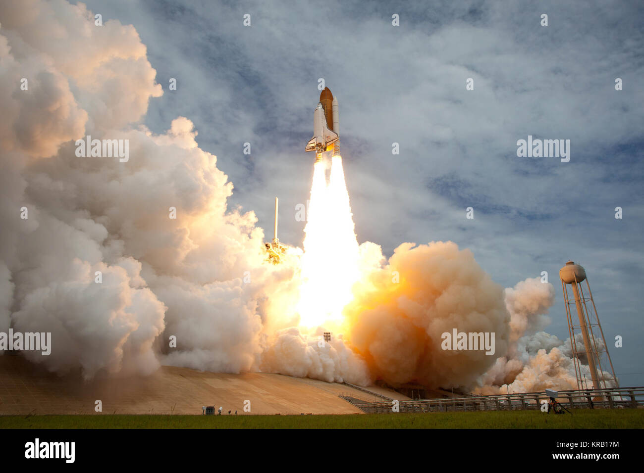 Lo Space Shuttle Atlantis è visto come si lancia dal tampone 39A venerdì 8 luglio 2011, alla NASA Kennedy Space Center di Cape Canaveral, in Florida, il lancio di Atlantis STS-135, è il volo finale del programma navetta, un 12-giorno missione alla stazione spaziale internazionale. Photo credit: (NASA/Bill Ingalls) finale della missione della navetta spaziale lancia Foto Stock