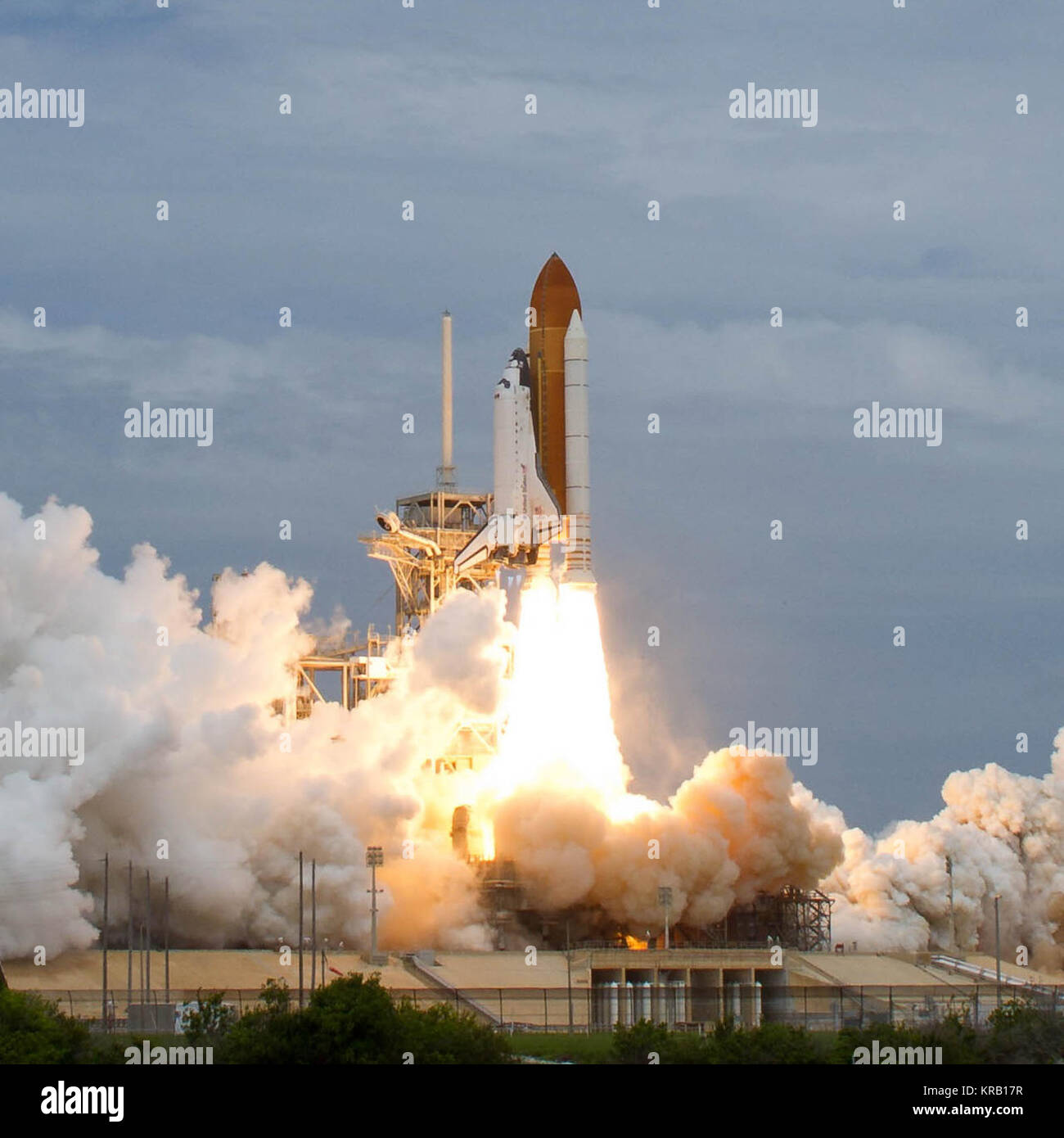 Lo Space Shuttle Atlantis è visto come si lancia dal tampone 39A venerdì 8 luglio 2011, alla NASA Kennedy Space Center di Cape Canaveral, in Florida, il lancio di Atlantis STS-135, è il volo finale del programma navetta, un 12-giorno missione alla stazione spaziale internazionale. Photo credit: (NASA/Bill Ingalls) STS-135 inizia il decollo (ritagliate) Foto Stock