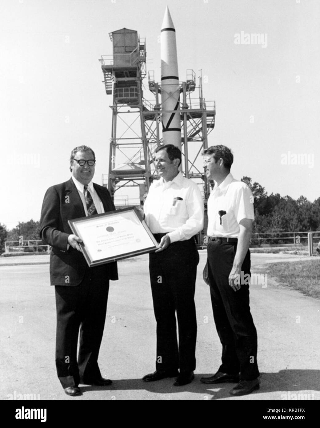 (C) DR. Lucas, William-R, Direttore NASA-Marshall Space Flight Center, accetta il certificato di registrazione da Madison CO. Commissione Chr. Record, James (L) & Huntsville architetto Jones, Harvie. Ottobre 2, 1976 JamesRecordRedstone Foto Stock