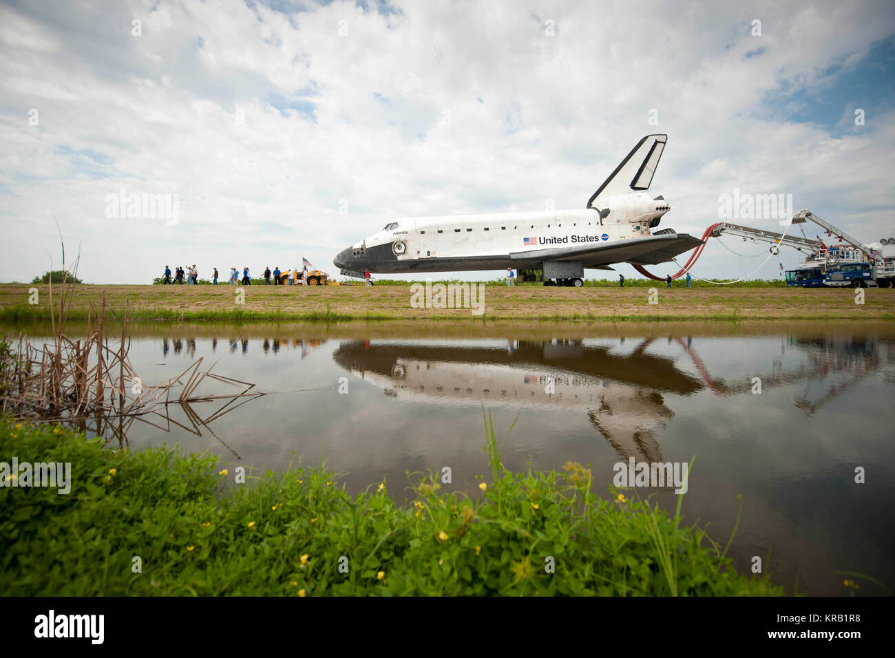 Space Shuttle Atlantis (STS-135) viene laminato oltre all'obiter Processing Facility (OPF) poco dopo lo sbarco a NASA Kennedy Space Center Shuttle Landing Facility (SLF), completando il suo 13-giorno di missione per la Stazione Spaziale Internazionale (ISS) e il volo finale del programma Space Shuttle, inizio Giovedì mattina, 21 luglio 2011, a Cape Canaveral, in Florida, complessivamente, Atlantis trascorso 307 giorni nello spazio e viaggiato quasi 126 milioni di miglia durante la sua 33 voli. Atlantis, il quarto orbiter costruito, lanciato sulla sua prima missione ad Ottobre 3, 1985. Photo credit: (NASA/Bill Ingalls) STS-135 essendo arrotolate o Foto Stock