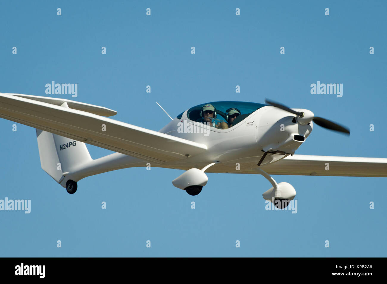 Il PhoEnix decollo avvenuto durante il 2011 Verde sfida di volo, sponsorizzato da Google, al di Charles M. Schulz Sonoma County Airport a Santa Rosa, California il lunedì, Sett. 26, 2011. La NASA e il confronto di volo degli aeromobili di efficienza (CAFE) Foundation sono avente la sfida con l'obiettivo di anticipo tecnologie nel rendimento del carburante e riduzione delle emissioni con il detergente combustibili rinnovabili e electric aircraft. Photo credit: (NASA/Bill Ingalls) PhoEnix il decollo a 2011 Verde sfida di volo 3 Foto Stock