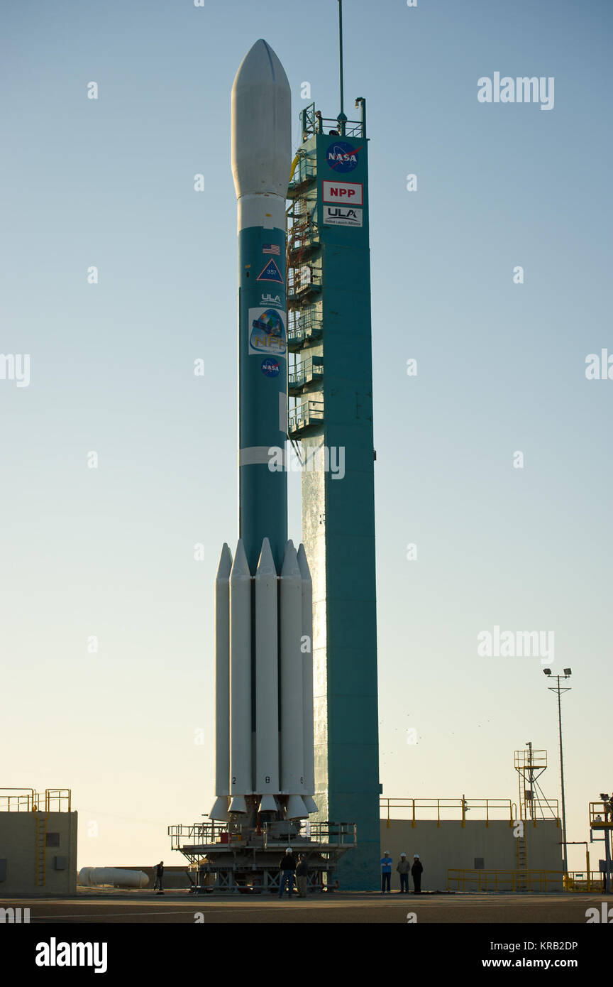 Il razzo Delta II con il suo NPOESS progetto preparatorio (NPP) payload di veicolo spaziale è visto poco dopo la struttura del servizio è stata laminata torna su Giovedi, Ottobre 27, 2011, a Vandenberg Air Force Base in California NPP è il primo satellite della NASA la missione di affrontare la sfida di acquisire una vasta gamma di terreni, oceano e misurazioni atmosferiche per la scienza del sistema Terra mentre simultaneamente si accinge ad affrontare le esigenze operative per le previsioni meteorologiche. NPP è prevista per il lancio venerdì mattina. Photo credit: (NASA/Bill Ingalls) Delta II e NPP dopo la struttura di servizio il rollback Foto Stock