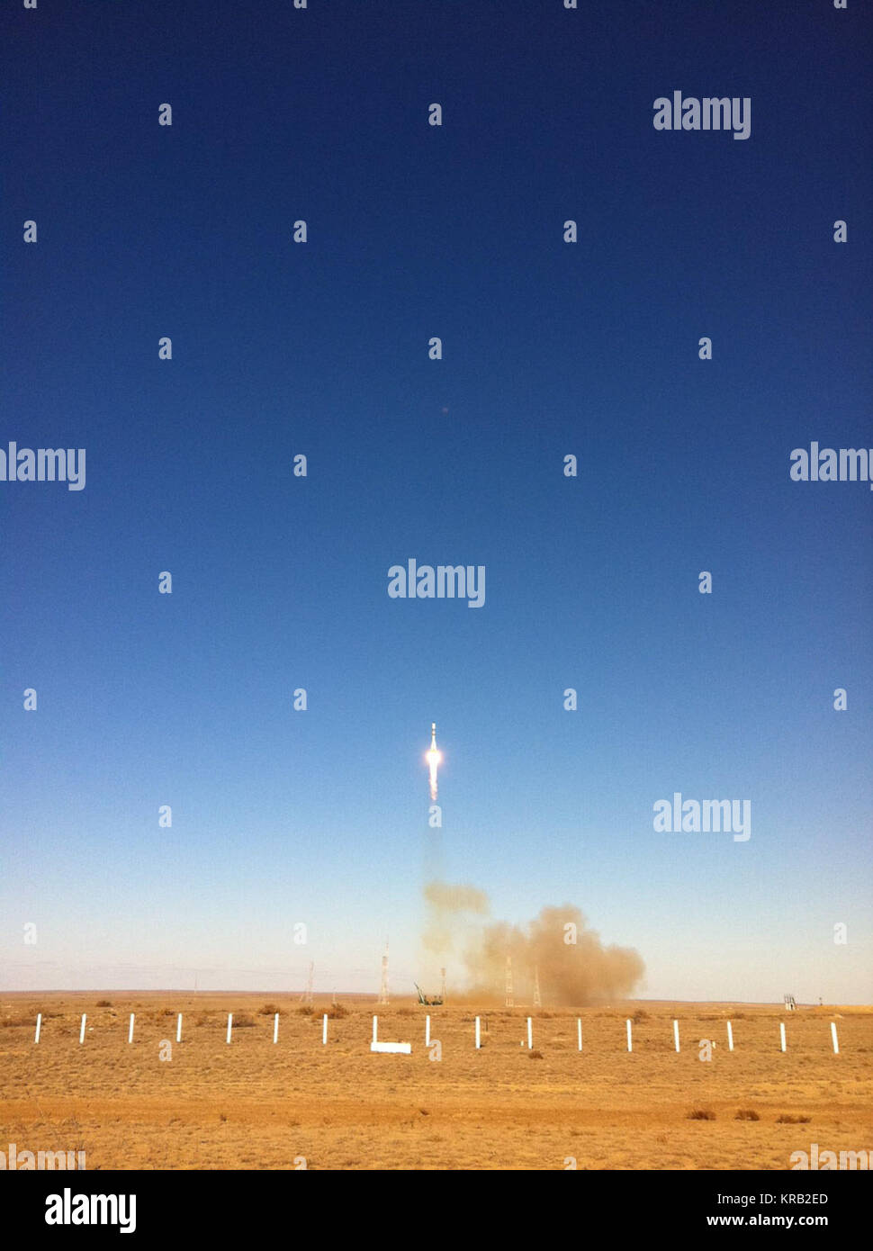 Al Cosmodromo di Baikonur in Kazakistan, un booster Soyuz lancia su ottobre 30, 2011 portante il russo senza equipaggio ISS progressi 45 imbarcazioni da carico in orbita per l inizio di una tre giorni di viaggio per la Stazione Spaziale Internazionale. La rialimentazione craft, che è programmato per ancorare il 2 novembre è portatore di 2,9 tonnellate di cibo, carburante e materiali di consumo per i residenti della stazione. È stato il primo lancio del booster Soyuz dal cosmodromo poiché un terzo stadio di fallimento il 24 agosto ha provocato la perdita della precedente avanzamento veicolo carico, la ISS progressi 44. Credito: la NASA progressi M-13M lanci di razzi da G Foto Stock
