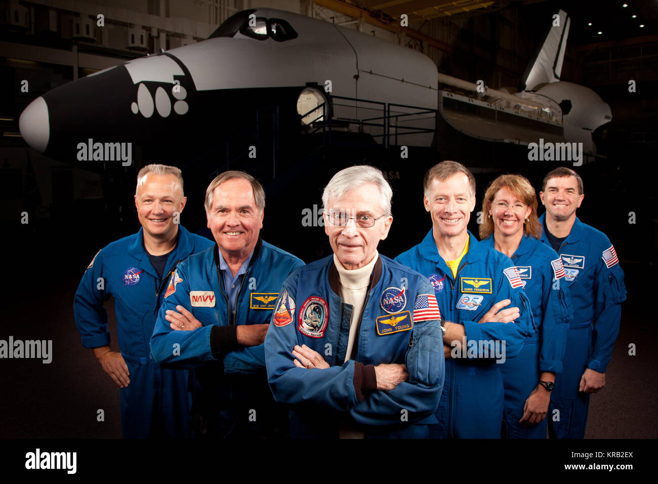 Gli astronauti che hanno formato gli equipaggi di STS-1, il primo space shuttle mission, e STS-135, l'ultima missione shuttle, posa per una foto di gruppo presso il Johnson Space Center Mercoledì, nov. 2, 2011, in Houston. L'sono, da sinistra, Doug Hurley, STS-135 pilota, John Young, STS-1 commander, Robert Crippen, STS-1 pilota, con STS-135 commander Chris Ferguson, lo specialista di missione Sandy Magnus e lo specialista di missione astronauta della NASA Rex Walheim. ( Foto NASA / Houston Chronicle, Smiley N. Piscina ) JSC2011-E205608 Foto Stock