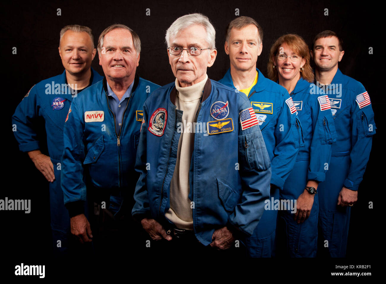 Gli astronauti che hanno formato gli equipaggi di STS-1, il primo space shuttle mission, e STS-135, l'ultima missione shuttle, posa per una foto di gruppo presso il Johnson Space Center Mercoledì, nov. 2, 2011, in Houston. L'sono, da sinistra, Doug Hurley, STS-135 pilota, John Young, STS-1 commander, Robert Crippen, STS-1 pilota, con STS-135 commander Chris Ferguson, lo specialista di missione Sandy Magnus e lo specialista di missione astronauta della NASA Rex Walheim. ( Foto NASA / Houston Chronicle, Smiley N. Piscina ) JSC2011-E205613 Foto Stock