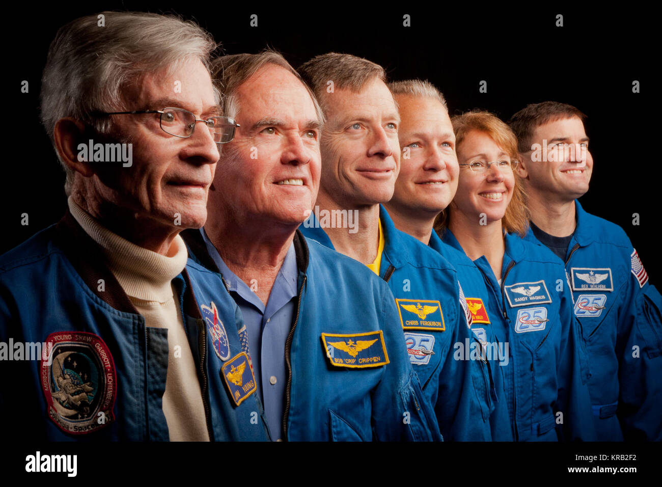 Gli astronauti che hanno formato gli equipaggi di STS-1, il primo space shuttle mission, e STS-135, l'ultima missione shuttle, posa per una foto di gruppo presso il Johnson Space Center Mercoledì, nov. 2, 2011, in Houston. L'sono, da sinistra, John Young, STS-1 commander, Robert Crippen, STS-1 pilota, con STS-135 commander Chris Ferguson, pilota Doug Hurley, lo specialista di missione Sandy Magnus e lo specialista di missione astronauta della NASA Rex Walheim. ( Foto NASA / Houston Chronicle, Smiley N. Piscina ) JSC2011-E205596 Foto Stock