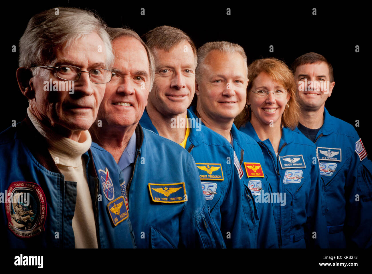 Gli astronauti che hanno formato gli equipaggi di STS-1, il primo space shuttle mission, e STS-135, l'ultima missione shuttle, posa per una foto di gruppo presso il Johnson Space Center Mercoledì, nov. 2, 2011, in Houston. L'sono, da sinistra, John Young, STS-1 commander, Robert Crippen, STS-1 pilota, con STS-135 commander Chris Ferguson, pilota Doug Hurley, lo specialista di missione Sandy Magnus e lo specialista di missione astronauta della NASA Rex Walheim. ( Foto NASA / Houston Chronicle, Smiley N. Piscina ) JSC2011-E205603 Foto Stock