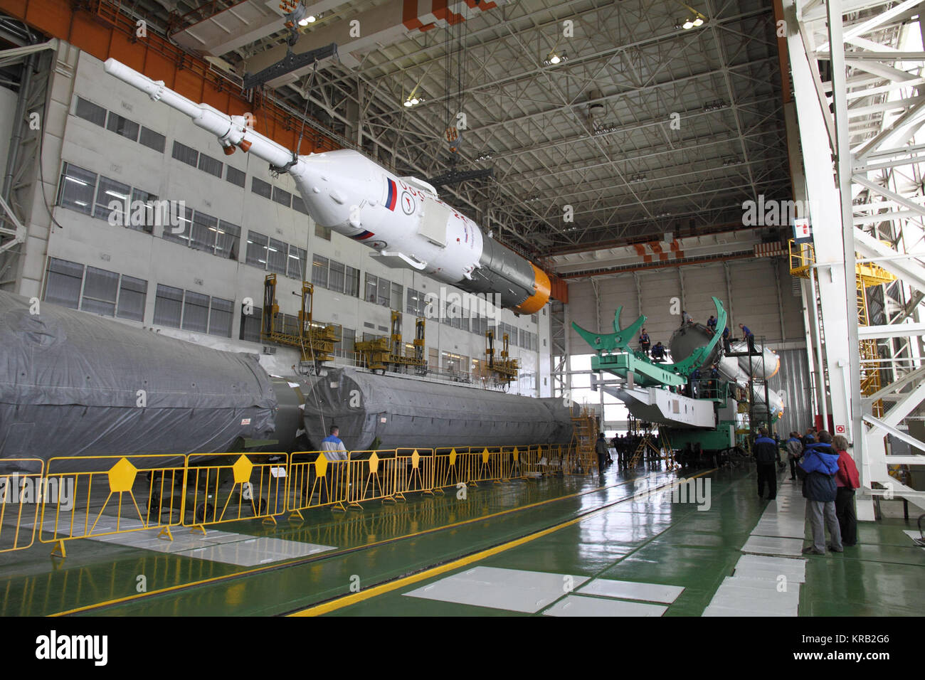 Presso la struttura di integrazione al cosmodromo di Baikonur in Kazakistan, lo stadio superiore della Soyuz razzo vettore contenente la Soyuz TMA-22 lander è posizionata per accoppiarsi con il resto del razzo Novembre 10, 2011 in anticipo del lancio di novembre 14 di Expedition 30 comandante Dan Burbank della NASA, Soyuz Commander Anton Shkaplerov e Anatoly Ivanishin da Baikonur alla Stazione spaziale internazionale. Credito: NASA/Victor Zelentsov Soyuz TMA-22 coniugata a Baikonur Foto Stock