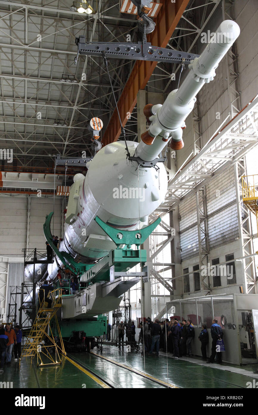 Presso la struttura di integrazione al cosmodromo di Baikonur in Kazakistan, lo stadio superiore della Soyuz razzo vettore contenente la Soyuz TMA-22 lander è accoppiato con il resto del razzo Novembre 10, 2011 in anticipo del lancio di novembre 14 di Expedition 30 comandante Dan Burbank della NASA, Soyuz Commander Anton Shkaplerov e Anatoly Ivanishin da Baikonur alla Stazione spaziale internazionale. Credito: NASA/Victor Zelentsov Soyuz TMA-22 lander è accoppiato con il resto del razzo Foto Stock