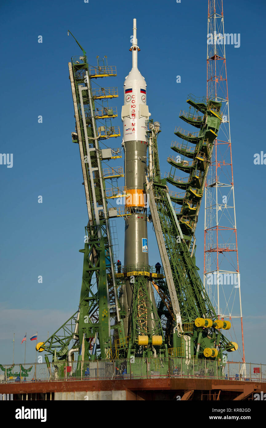 Grandi meccanismi del gantry su entrambi i lati della Soyuz TMA-22 il veicolo spaziale sono sollevate in posizione per fissare il razzo in rampa di lancio il venerdì, nov. 11, 2011 presso il cosmodromo di Baikonur in Kazakistan. Photo credit: (NASA/Carla Cioffi) Soyuz TMA-22 rocket Foto Stock