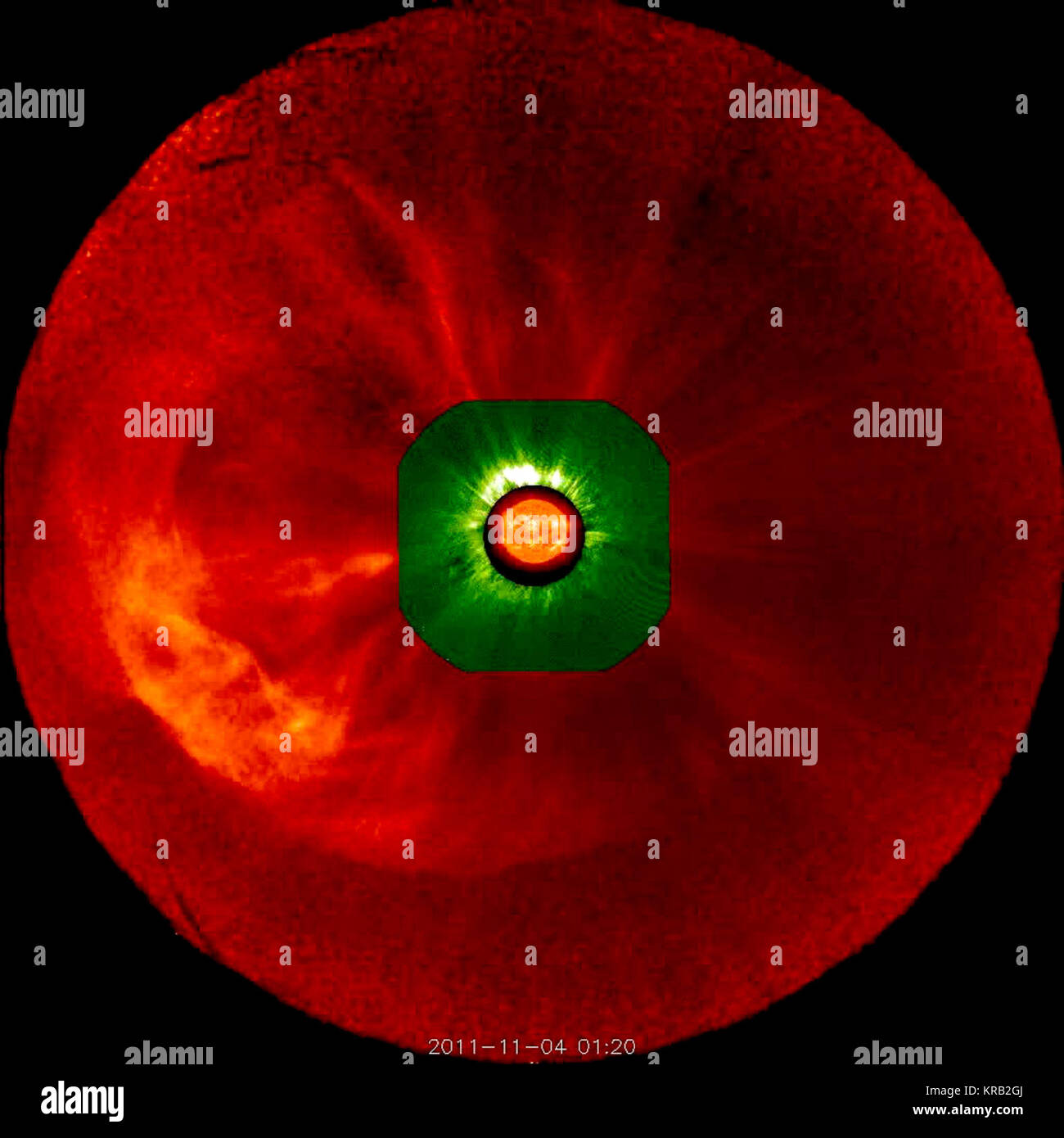 Sun eiettato fuori due coronale espulsioni di massa, uno quasi subito dopo l'altro, su circa una mezza giornata come si vede dall'impianto stereo dietro il veicolo spaziale (nov. 3-4, 2011). Come osservato con il combinato COR1 e COR2 coronagraphs (così come il Sole stesso in condizioni estreme di luce UV), il primo evento capi di distanza da terra (a destra) e la seconda, grande blast diretto proprio verso il veicolo spaziale, con l'espansione delle particelle che costituiscono una sorta di alone tutti intorno al sole. Ancora, il primo evento è visto come ampia, più leggero arco a sinistra e il secondo evento è l'area luminosa al di sopra del Sole in Foto Stock