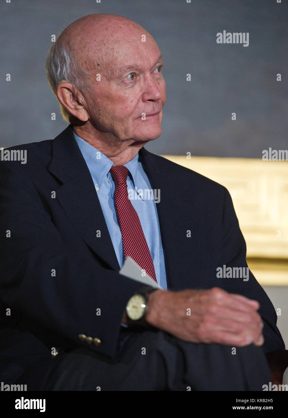 Apollo 11 il pilota del modulo di comando Michael Collins ascolta commento durante un Congressional Gold Medal Ceremony onorando gli astronauti Neil Armstrong e Buzz Aldrin stesso e John Glenn nella Sala Rotonda del U.S. Capitol, mercoledì, nov. 16, 2011, a Washington. La Congressional Gold Medal è un premio elargito dal Congresso ed è, insieme con la medaglia presidenziale della libertà il più alto premio civili negli Stati Uniti. La decorazione è assegnato ad una persona che esegue un eccezionale andando o atto di servizio per la sicurezza, di prosperità e di interesse nazionale degli Stati Uniti. Credito foto Foto Stock