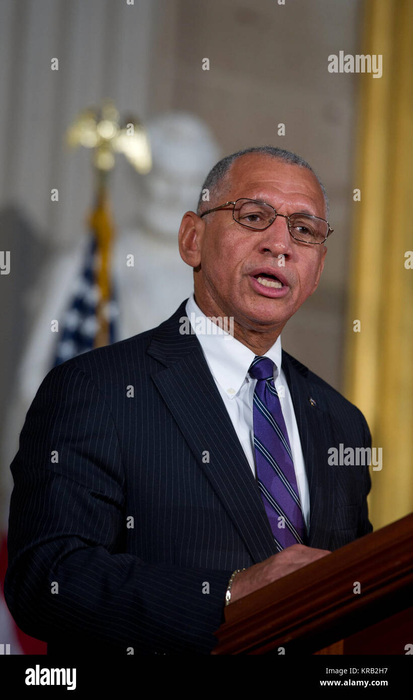 Amministratore della NASA Charles Bolden, a podio, offre commento durante un Congressional Gold Medal Ceremony in onore di Apollo 11 astronauti Neil Armstrong e Buzz Aldrin e Michael Collins lungo con John Glenn nella Sala Rotonda del U.S. Capitol, mercoledì, nov. 16, 2011, a Washington. La Congressional Gold Medal è un premio elargito dal Congresso ed è, insieme con la medaglia presidenziale della libertà il più alto premio civili negli Stati Uniti. La decorazione è assegnato ad una persona che esegue un eccezionale andando o atto di servizio per la sicurezza, di prosperità e di interesse nazionale della U Foto Stock