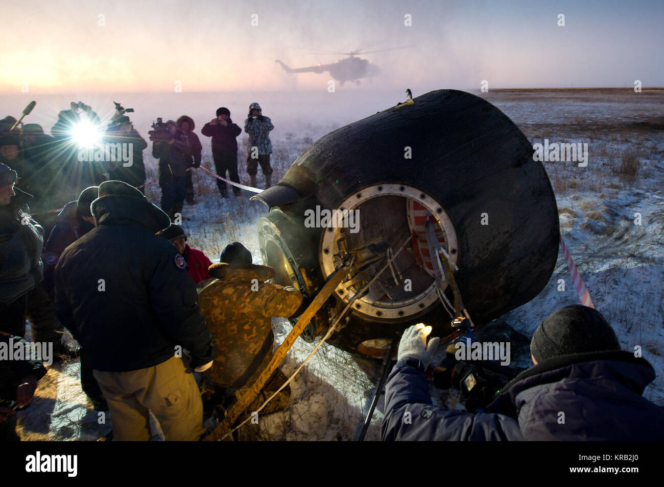 Russian Supporto personale a lavorare per aiutare a ottenere Expedition 29 membri di equipaggio fuori della Soyuz TMA-02M navicelle dopo che la capsula è atterrato con spedizione 29 Commander Mike Fossum e gli ingegneri di volo Sergei Volkov e Satoshi Furukawa in una zona remota al di fuori della città di Arkalyk, Kazakistan, martedì, nov. 22, 2011. L'astronauta della NASA Fossum, cosmonauta russo Volkov e JAXA (Japan Aerospace Exploration Agency) astronauta Furukawa sono di ritorno da più di cinque mesi a bordo della Stazione spaziale internazionale dove sono serviti come membri della spedizione 28 e 29 equipaggi. Photo credit: (NA Foto Stock
