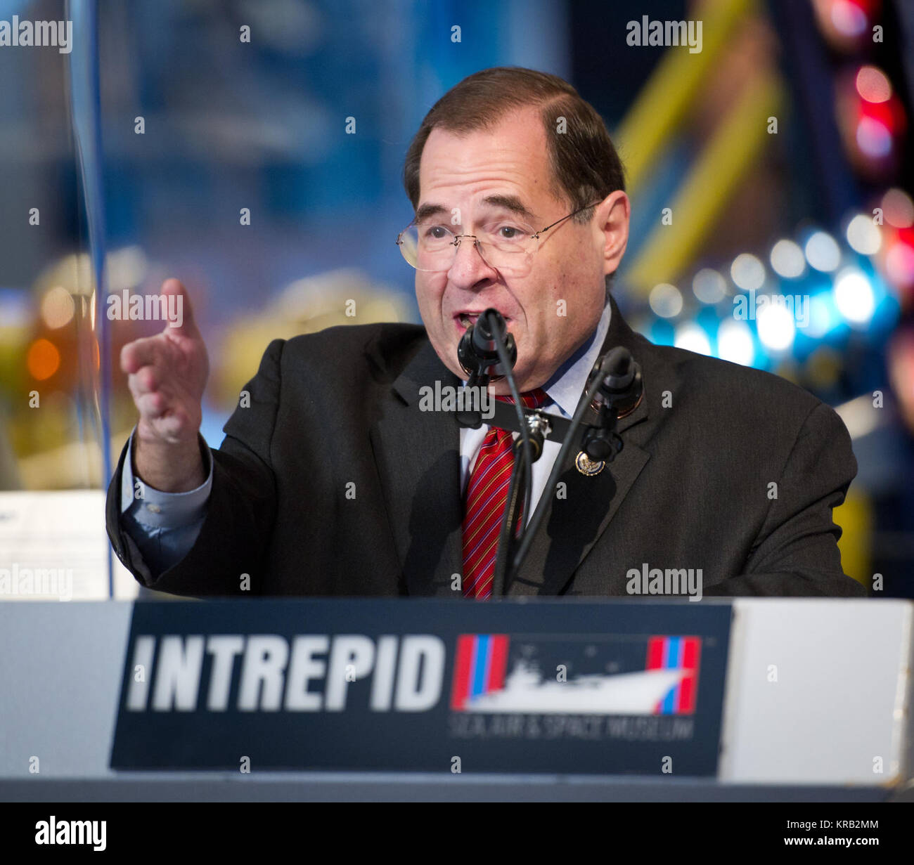 Stati Uniti Sost. Jerrold Nadler, D-NY, parla nel corso di una cerimonia in cui la NASA trasferito il titolo e la proprietà di space shuttle Enterprise alla Intrepid Sea, Air & Space Museum di Domenica, Dicembre 11, 2011 presso il museo della città di New York. Il trasferimento è il primo passo verso la Intrepid ricevendo Enterprise nella primavera del 2012. Photo credit: (NASA/Bill Ingalls) Jerrold Nadler presso il museo Intrepid Foto Stock