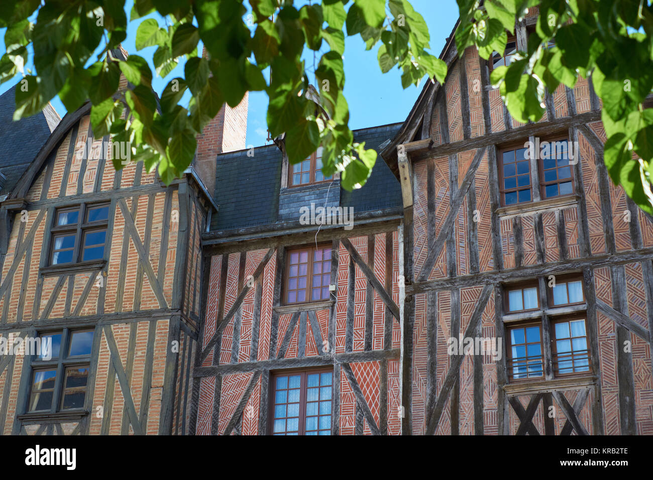 In legno di edifici con travi di legno nella città medievale di tour nella Valle della Loira in Francia Foto Stock