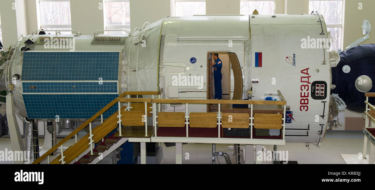 La NASA tecnico di volo Joe Acaba è visto la formazione in un mockup della Stazione Spaziale Internazionale Zvezda service module, lunedì, 23 Aprile 2012 presso il Gagarin Cosmonaut Training Center nella città delle stelle, Russia. Acaba, comandante Soyuz Gennady Padalk e tecnico di volo Sergei Revin sono impostati per il lancio di maggio 15 dal cosmodromo di Baikonur nel loro Soyuz TMA-04M navicella spaziale alla Stazione spaziale internazionale. Photo credit: (NASA/Carla Cioffi) Zvezda Service Module mock-up al Gagarin Cosmonaut Training Center Foto Stock