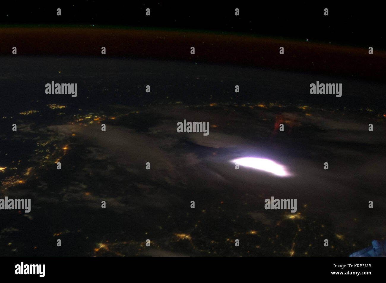 Red sprite lightning visto dalla stazione spaziale internazionale (ISS031-E-010712) Foto Stock