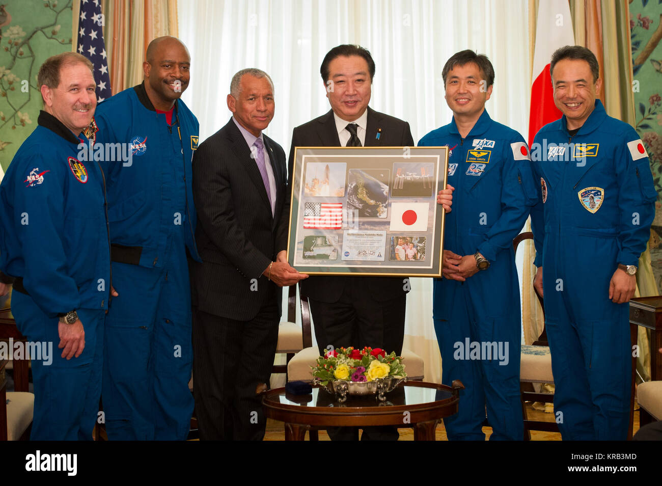Primo Ministro giapponese Yoshihiko Noda, la quarta da sinistra, accetta un montaggio dall amministratore della NASA Charles Bolden, terzo da sinistra, durante un incontro a Blair House come amministratore di associare per la scienza e l'ex astronauta John Grunsfled, sinistra, associare amministratore per istruzione e ex astronauta Leland Melvin, la seconda da sinistra, JAXA (Japan Aerospace Exploration Agency) astronauta Koichi Wakata e JAXA (Japan Aerospace Exploration Agency) astronauta Satoshi Furukawa, destra a guardare, lunedì, 30 aprile 2012, a Washington. Photo credit: (NASA/Bill Ingalls) amministratore della NASA incontra J Foto Stock