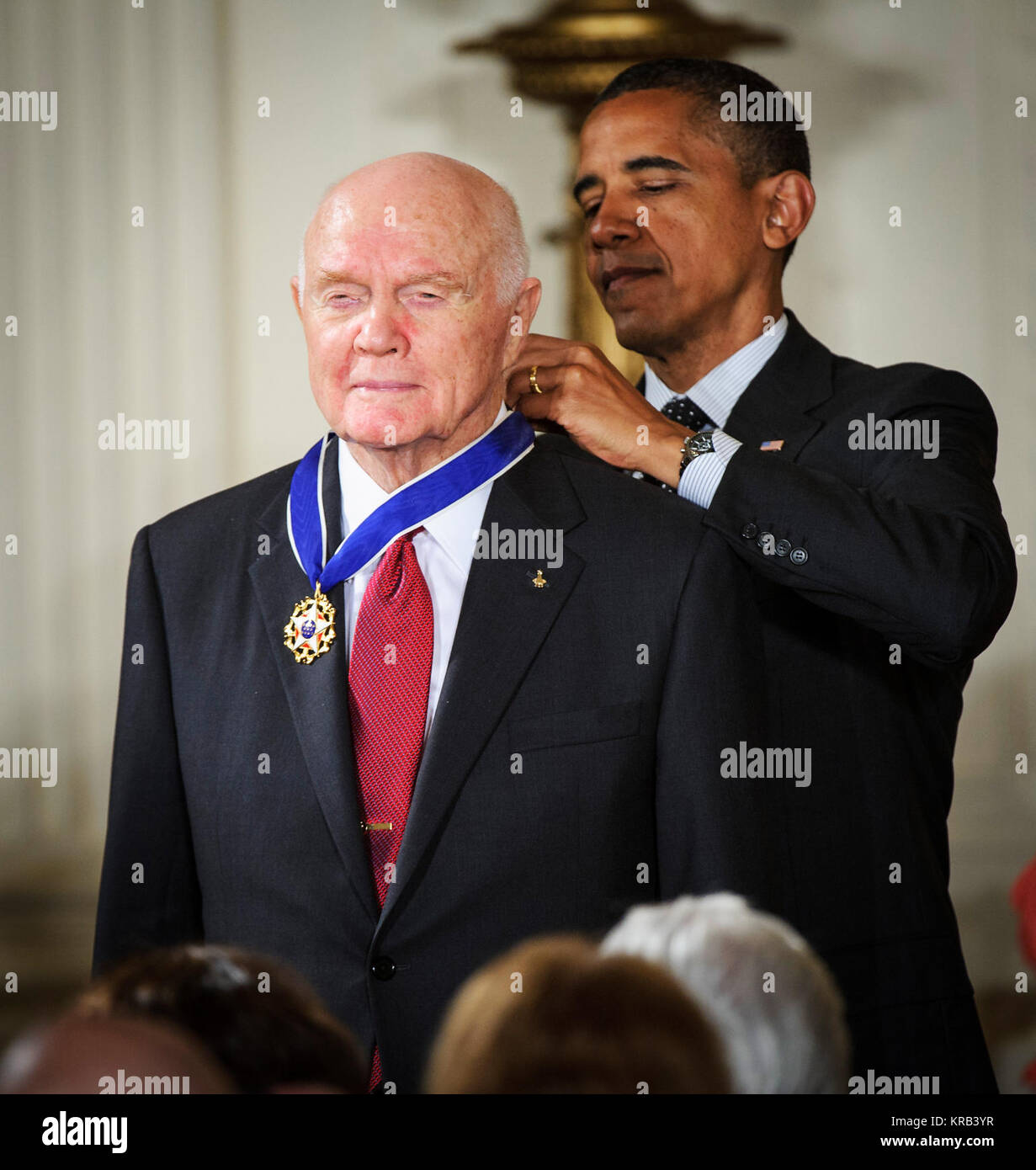 Ottobre 31, 2013 -- Il Presidente Barack Obama presenta ex United States Marine Corps pilota, astronauta e Stati Uniti il senatore John Glenn con una medaglia di libertà, Martedì, 29 maggio 2012, nel corso di una cerimonia alla Casa Bianca a Washington. Credito di immagine: la NASA/Bill Ingalls John Glenn riceve la medaglia presidenziale della libertà (31478130296) Foto Stock