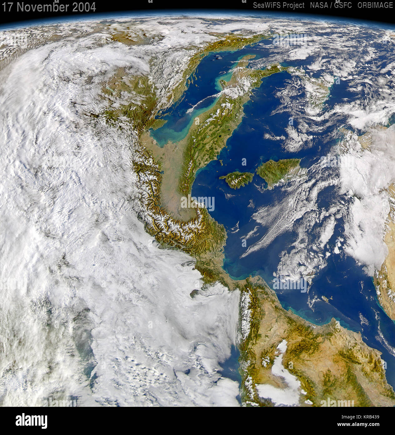 Tempeste agitare il Mare Adriatico una intensa tempesta di neve ha corso attraverso il Mediterraneo il 13 novembre e 14, 2004. Venti di grande forza affondarono tre navi off Algeri, Algeria e pesante pioggia inzuppato il paese. Durante la notte, la tempesta spostato a nord di Italia e il Mare Adriatico. Qui, la tempesta arrestato aria, stradali e del traffico marittimo con venti che gusted fino a duecento chilometri all'ora (125 mph), secondo i media locali relazioni. Come spazzata via oriente in tutta Europa il 15 novembre, la tempesta cut off e di potenza danneggiato europee in Croazia sulla costa adriatica e in Romania, dove più di 50 centimetri (18 inc Foto Stock