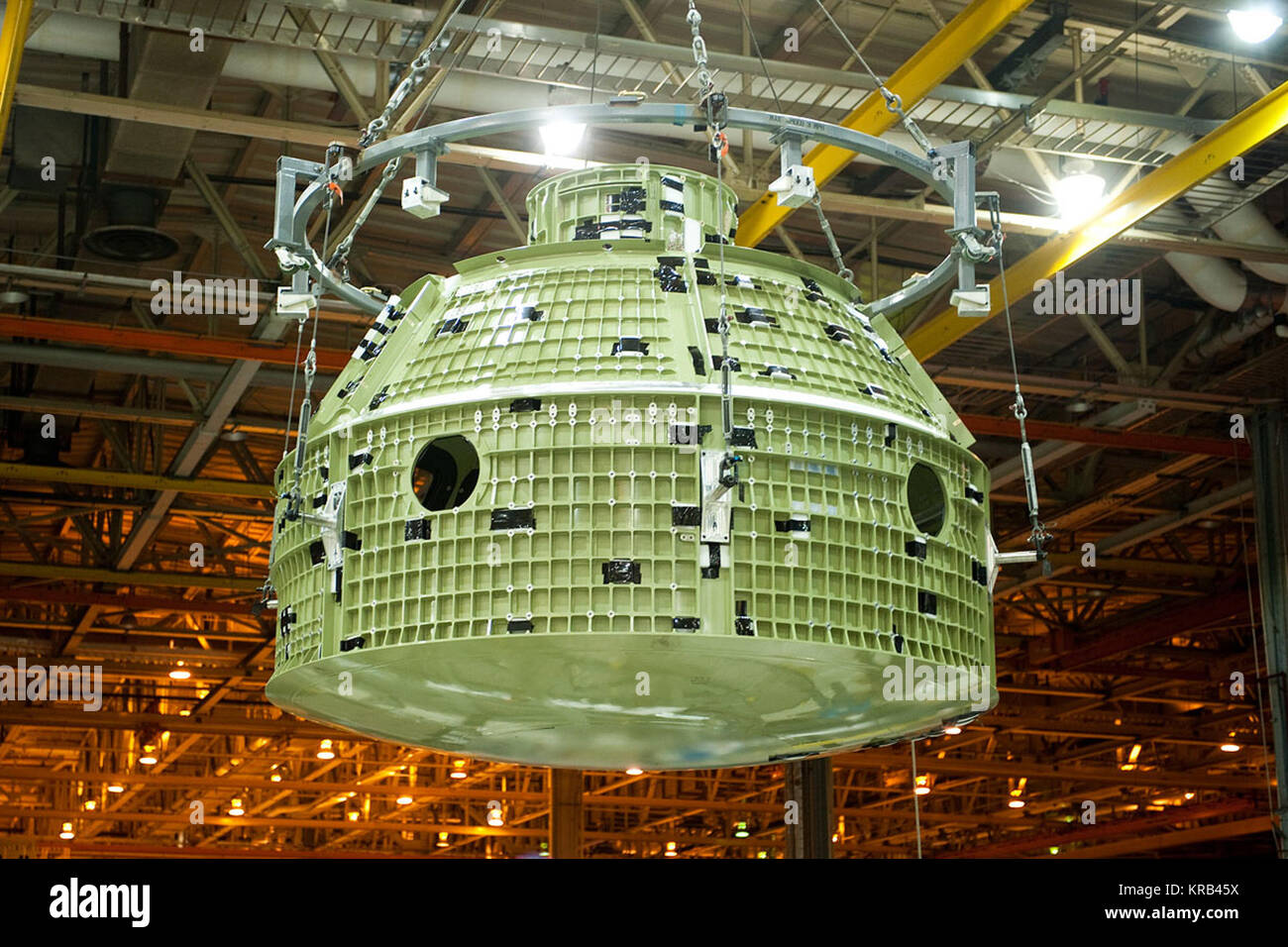 (22 giugno 2012) --- Il team della NASA a Michoud Assembly Facility di New Orleans ha completato la saldatura finale sul primo spazio-bound capsula Orion. L'esplorazione voli di prova 1 (EFT-1) Orion verrà spedito al Kennedy Space Center per l'assemblaggio finale e le operazioni di cassa. La EFT-1 voli avrà Orion ad una altitudine di oltre 3.600 miglia, più di quindici volte più lontano dalla terra rispetto alla stazione spaziale internazionale. Orion tornerà a casa a una velocità di 25.000 miglia per ora, quasi 5.000 miglia per ora più veloce di qualsiasi veicolo spaziale umana. Esso si simulare le condizioni di ritorno che Foto Stock