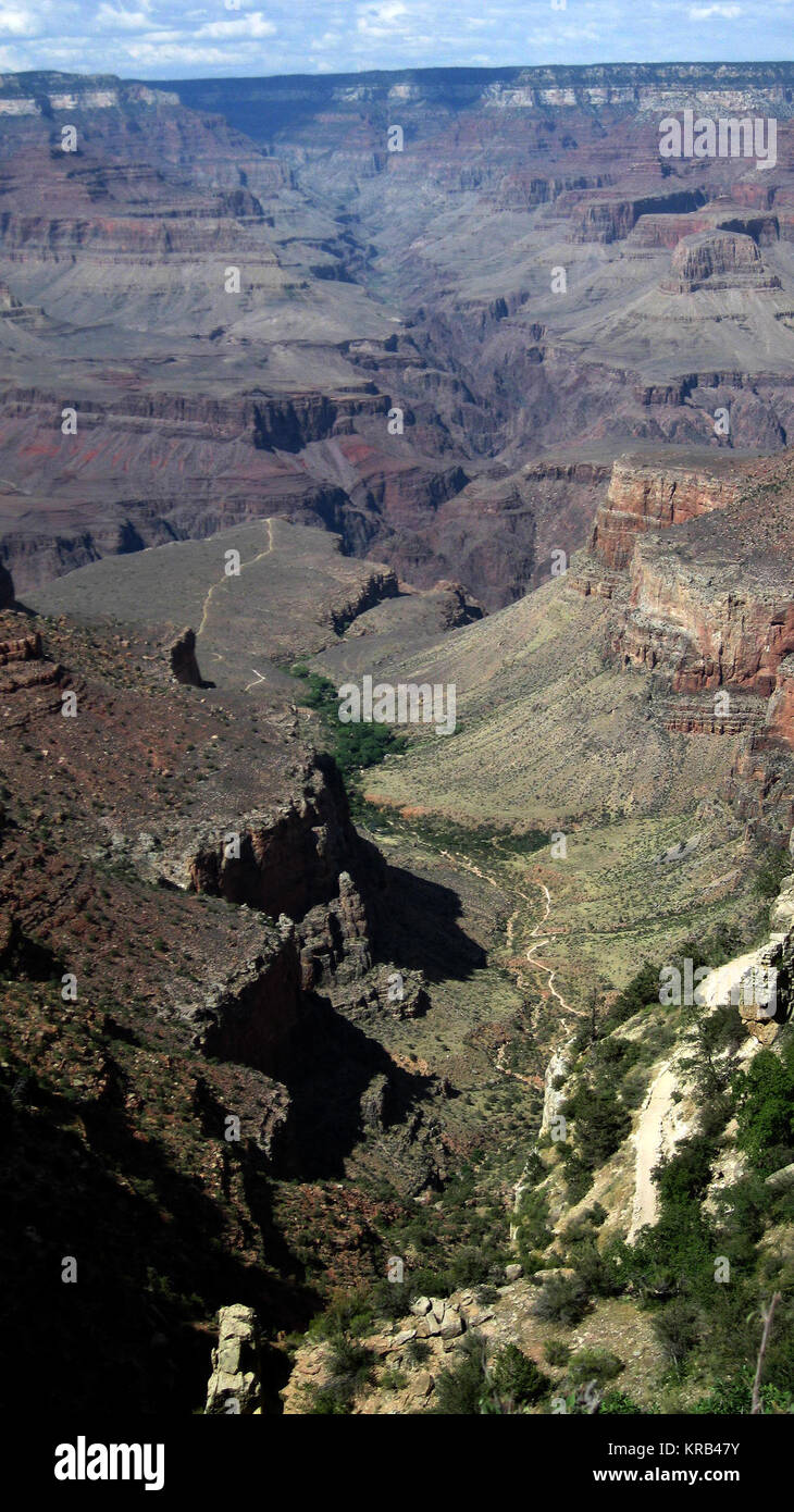 Il Grand Canyon di strati scolpite rivelano due miliardi di anni di storia naturale, un risultato a lungo termine attacco da parte del fiume Colorado e dei suoi affluenti. Credito: NASA/GSFC/Jillian Votava ------ quasi Mars nel Grand Canyon, NASA Goddard stagisti sperimentare un po' di Marte sulla terra. Quando la NASA la curiosità rover inviato indietro le prime immagini del monte Sharp su Marte, la somiglianza alla Terra del Grand Canyon è stato sorprendente. Il paesaggio scolpito alla base del Monte Sharp è riempito con buttes, mesas e colline, i loro strati spessi prominente anche a distanza. I due terreni sono simili enoug Foto Stock