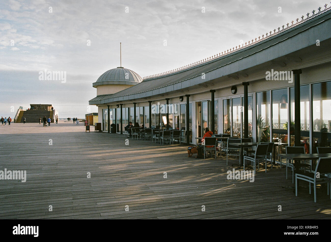 Cafe sul ricostruito Hastings pier, sulla East Sussex, costa Sud Est Inghilterra Foto Stock