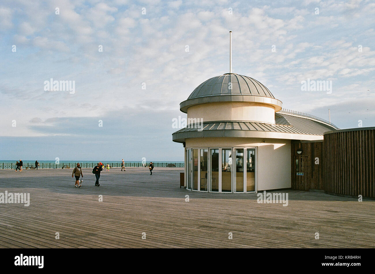 Pedoni sul ricostruito recentemente Hastings Pier, East Sussex, Regno Unito Foto Stock