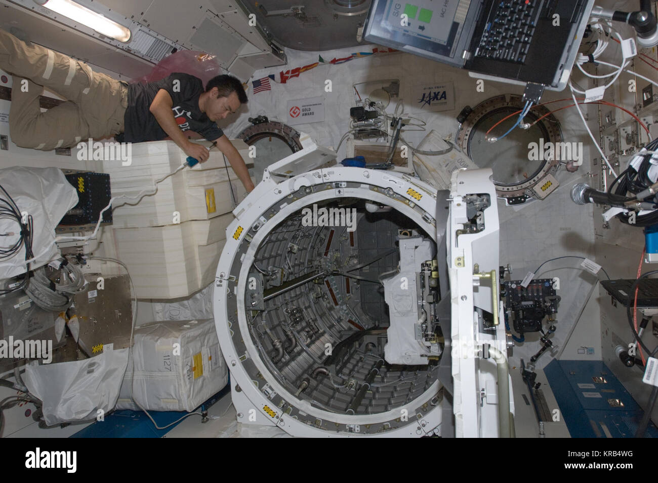 ISS-32 Akihiko Hoshide vicino al airlock in Kibo lab Foto Stock