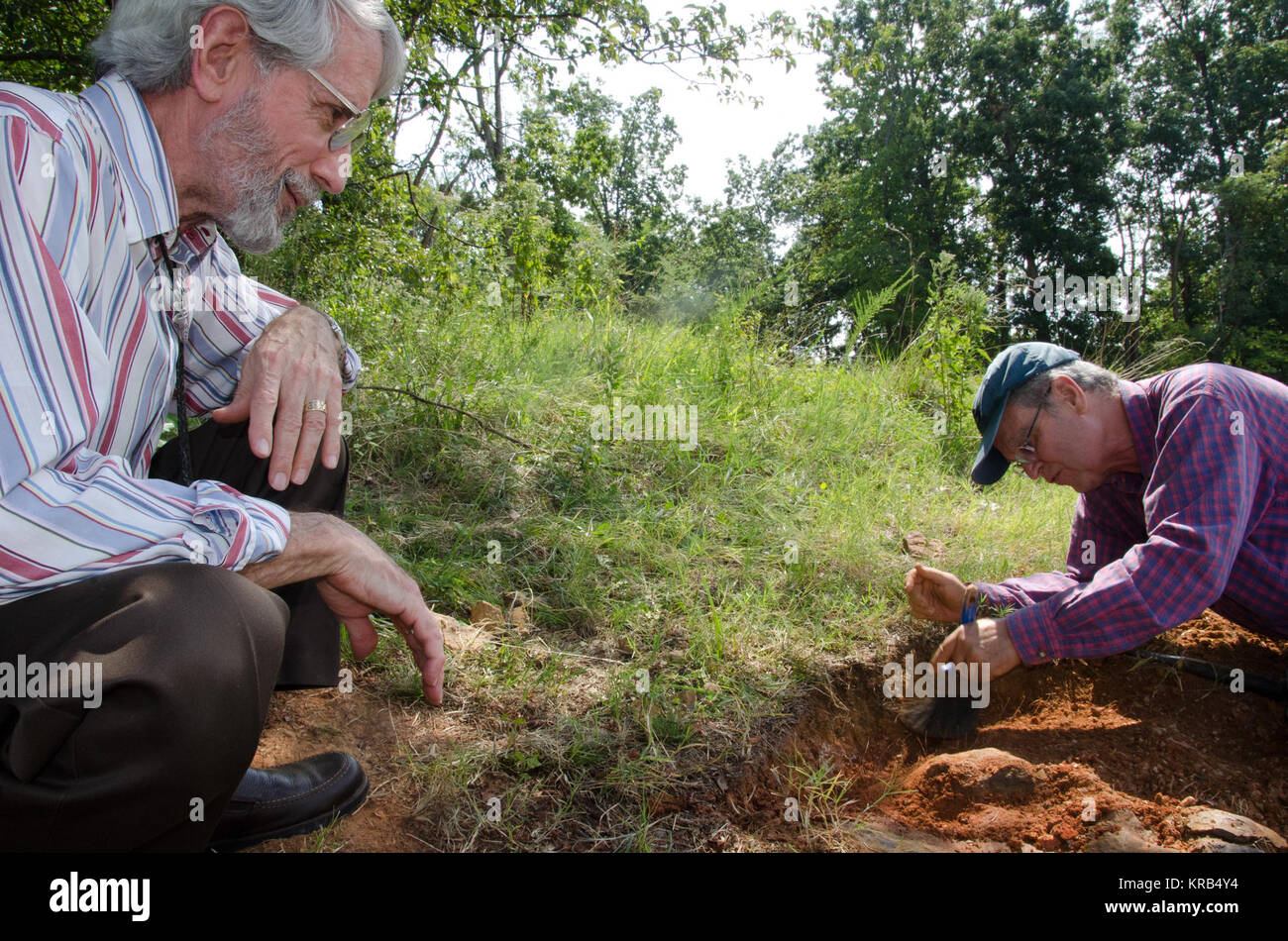 Il tracker di dinosauro Ray Stanford descrive cretaceo-ser nodosaur via ha trovato sul Goddard Space Flight Center campus con il dottor Robert Weems, paleontologo emerito per l'USGS chi ha verificato la sua scoperta. Questa impronta mostra la parte posteriore destra al piede di un nodosaur - un basso-espulso, foglia spinosa-eater - apparentemente muovendo in fretta come il tallone non ha pienamente stabilirsi nel cretaceo fango, secondo dinosauro tracker Ray Stanford. Si è trovato recentemente in NASA Goddard Space Flight Center campus e viene conservato per studio. Per saperne di più vai a: http://1.usa.gov/P9NYg7 Credito: NASA/GSFC/Rebecc Foto Stock
