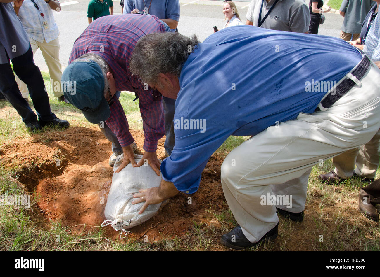 Venerdì 17 Agosto, 2012, notare il cacciatore di dinosauri Ray Stanford ha condiviso la posizione di tale ingombro con Goddard nel facility management. L impronta mostra la parte posteriore destra al piede di un nodosaur - un basso-espulso, foglia spinosa-eater - apparentemente muovendo in fretta come il tallone non ha pienamente stabilirsi nel cretaceo fango, secondo dinosauro tracker Ray Stanford. Si è trovato recentemente in NASA Goddard Space Flight Center campus e viene conservato per studio. Picuted qui sono il dottor Robert Weems, paleontologo emerito per l'USGS e Goddard strutture Planner Alan Binstock, coprendo il recentemente scoperta n Foto Stock