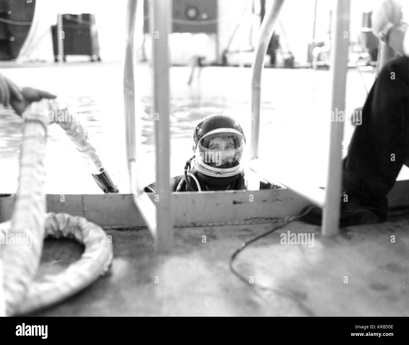 MARSHALL Space Flight Center (MSFC) Direttore, DR. VON BRAUN, sommerge dopo aver trascorso qualche tempo sotto l'acqua nell'MSFC galleggiabilità neutra Simulator (NBS). Ponderato per un galleggiamento neutro condizione, DR. VON BRAUN è stato in grado di eseguire attività subacquea che simulate condizioni di assenza di peso trovato nello spazio. Von Braun ottiene in 25 piedi di diametro galleggiabilità neutra Simulator Foto Stock