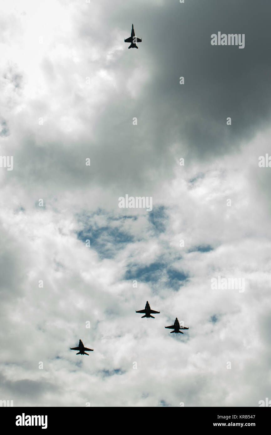 Stati Uniti Navy F/A-18 getti da Strike Fighter Squadron (VFA) 106 e Strike Fighter Squadron (VFA) 34, dalla Naval Air Station Oceana (Virginia) volare in un 'missing Man' formazione oltre la Camargo Club a seguito di un memoriale di servizio che celebra la vita di Neil Armstrong, Venerdì, 31 agosto 2012, a Cincinnati. Armstrong, il primo uomo a camminare sulla luna durante il 1969 missione Apollo 11, morto sabato, agosto 25. Egli è stato 82. Photo credit: (NASA/Bill Ingalls) Neil Armstrong famiglia memoriale di servizio (201208310007HQ) Foto Stock