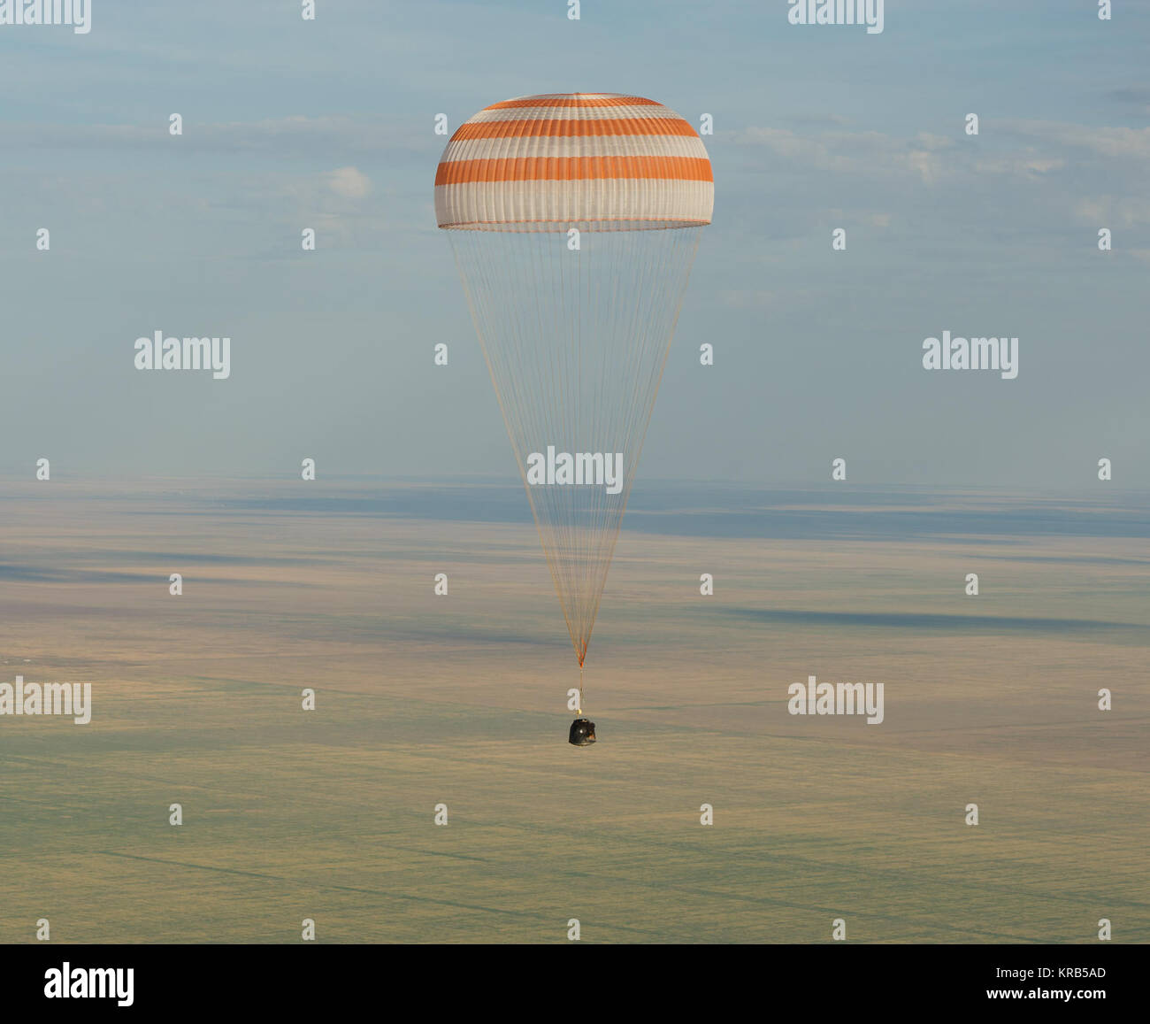 Il Soyuz TMA-04M veicolo spaziale è visto come si atterra con spedizione 32 comandante Gennady Padalka della Russia, la NASA tecnico di volo Joe Acaba e Russo tecnico di volo Sergie Revin in una remota area vicino alla città di Arkalyk, Kazakistan, lunedì, 17 settembre 2012. Padalka, Acaba e Revin restituito da cinque mesi a bordo della Stazione spaziale internazionale dove sono serviti come membri della spedizione 31 e 32 equipaggi. Photo credit: (NASA/Carla Cioffi) Soyuz TMA-04M sbarco 2 Foto Stock