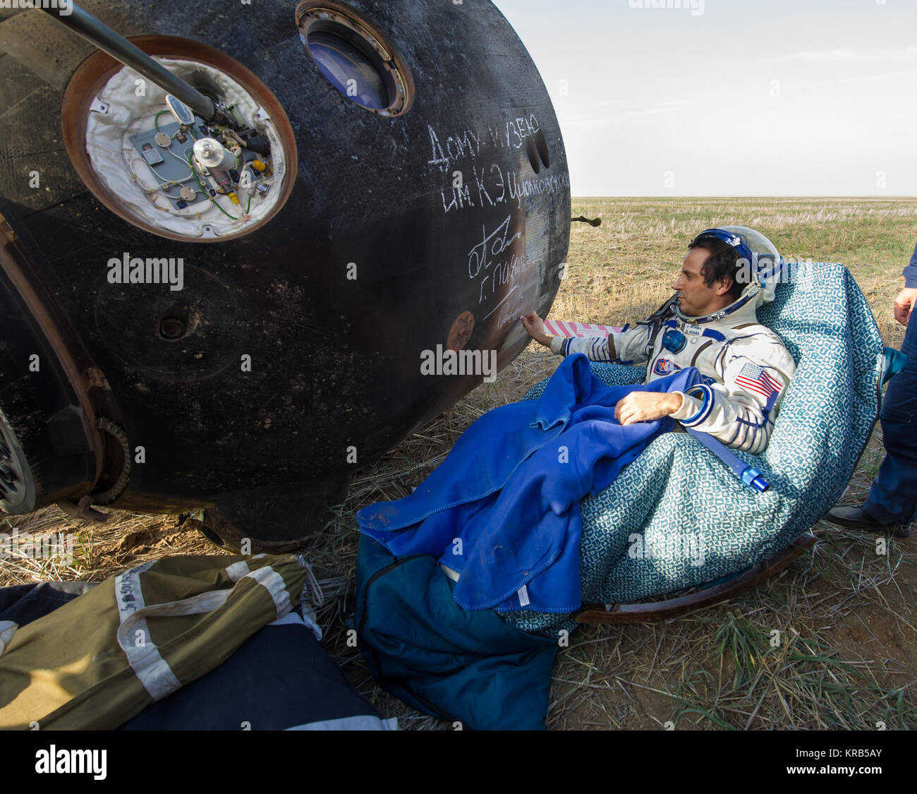 Expedition 32 NASA tecnico di volo segni il lato della sua Soyuz TMA-04M navicelle dopo aver atterrato con i suoi compagni di equipaggio Expedition 32 comandante Gennady Padalka e tecnico di volo Sergei Revin della Russia in una remota area vicino alla città di Arkalyk, Kazakistan, lunedì 7 settembre 17, 2012. Acaba, Padalka e Revin restituito da cinque mesi a bordo della Stazione spaziale internazionale dove sono serviti come membri della spedizione 31 e 32 equipaggi. Photo credit: (NASA/Carla Cioffi) Soyuz TMA-04M Joe Acaba segni la capsula Soyuz Foto Stock