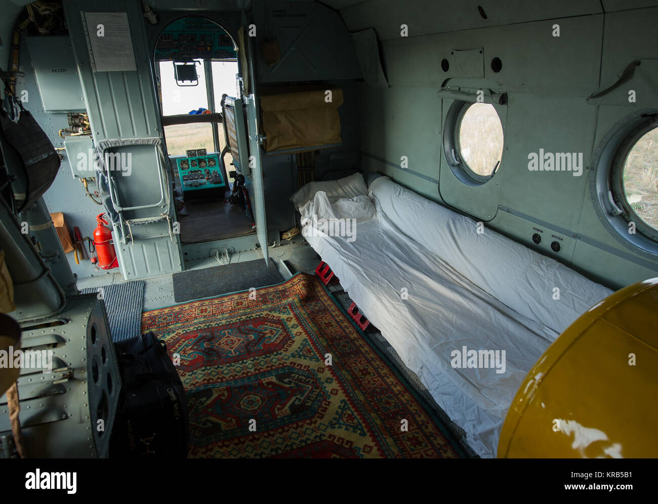 Una vista interna all'interno della federazione di Ricerca e Salvataggio in elicottero che porterà Expedition 32 Tecnico di volo Joe Acaba dalla Soyuz TMA-04M sito di atterraggio in una zona remota al di fuori di Arkalyk, Kazakistan a Kostanay, Kazakistan poco dopo lui e Expedition 32 comandante Gennady Padalka e tecnico di volo Sergei Revin restituito dalla Stazione Spaziale Internazionale il lunedì, Sett. 17, 2012. Acaba, Padalka e Revin restituito da cinque mesi a bordo della Stazione spaziale internazionale dove sono serviti come membri della spedizione 31 e 32 equipaggi. Photo credit: (NASA/Carla Cioffi) Soyuz TMA-04M Russia Foto Stock