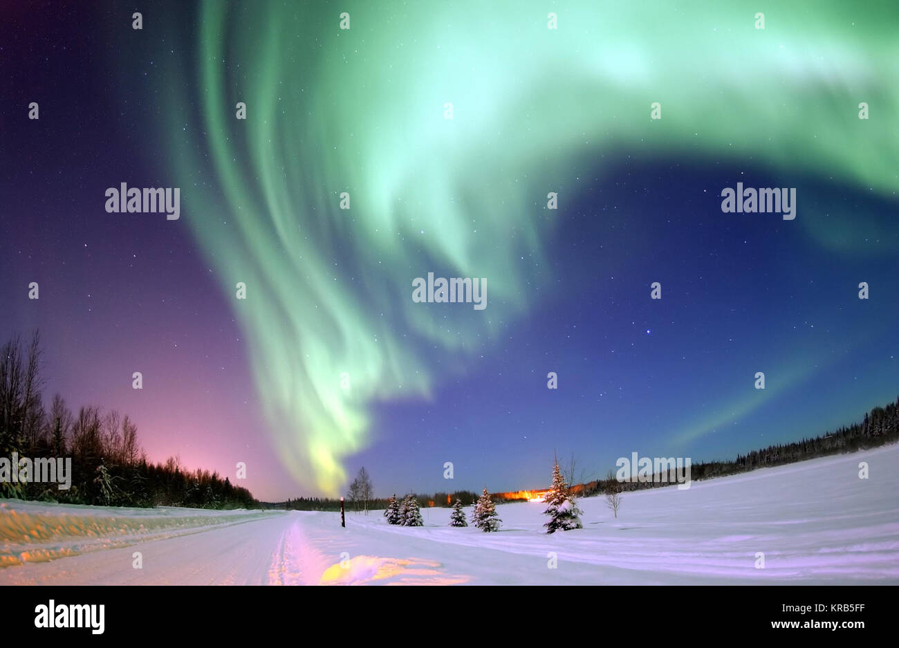 Questa immagine mostra un bellissimo display auroral oltre Bear Lake, Alaska nel 2005. La NASA visioni del razzo missione (visualizzazione di efflusso di ioni attraverso atomo neutro imaging durante un Substorm) è studiare cosa rende la aurora, e come influisce atmosfera della terra. Sarà avviato dal Poker appartamenti, Alaska, su una notte con un forte aurora tra Feb 2. e Feb 17, 2013. Visioni determineranno come l'aurora riscalda e 'slingshots' ossigeno dall'atmosfera superiore. Sappiamo da altre missioni satellitari che vicino a spazio di terra spesso viene disturbato dalla 'auroral wind", che è questo flusso di ossigeno Foto Stock