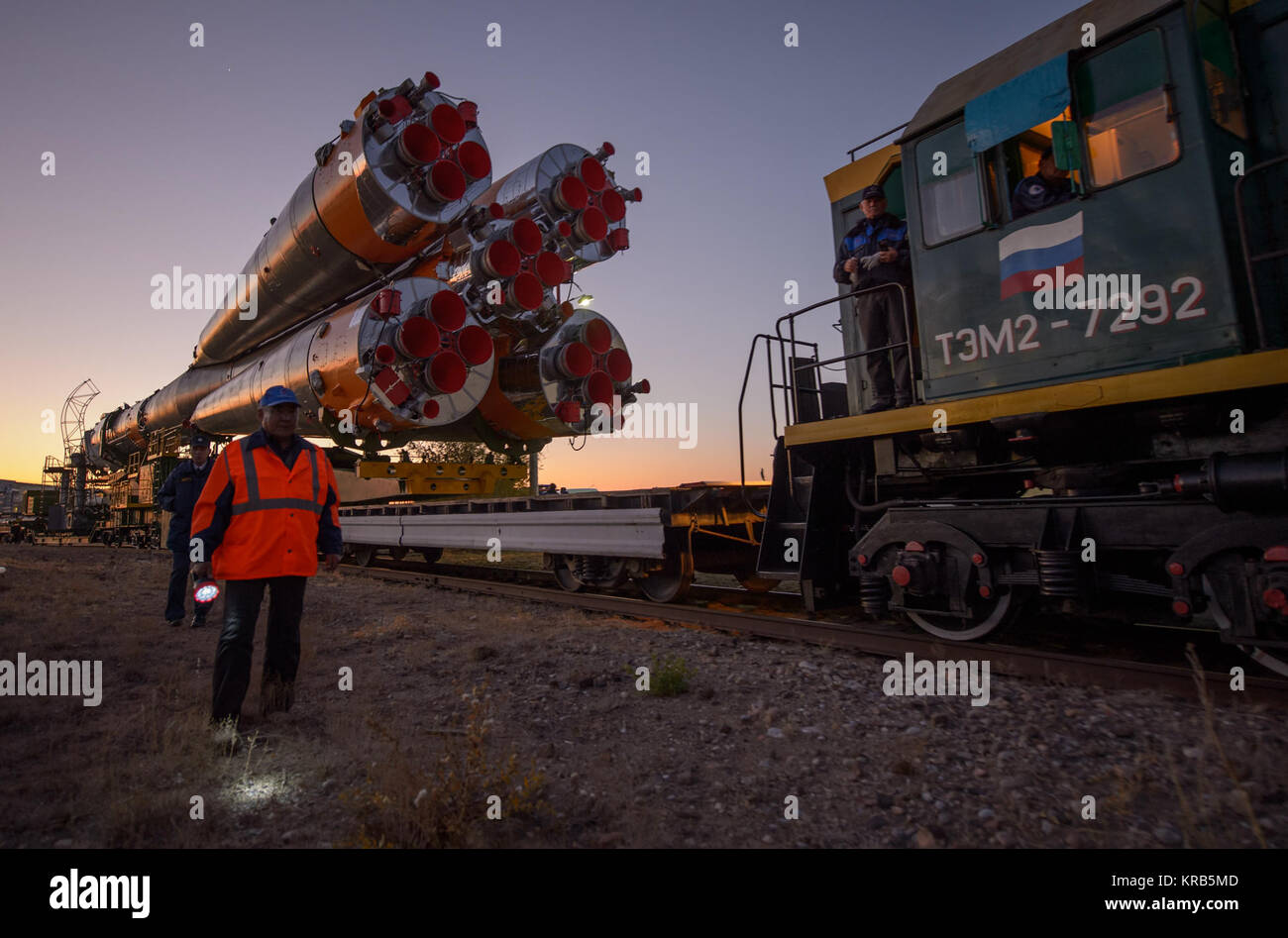 Il razzo Soyuz è rotolato fuori per il lancio in treno, Domenica, 21 ottobre 2012, presso il cosmodromo di Baikonur in Kazakistan. Lancio del razzo Soyuz è previsto per il mese di ottobre 23 e invierà Expedition 33/34 Tecnico di volo Kevin Ford della NASA, Soyuz Commander Oleg Novitskiy e tecnico di volo Evgeny Tarelkin di ROSCOSMOS su un periodo di cinque mesi di missione a bordo della Stazione Spaziale Internazionale. Photo credit: (NASA/Bill Ingalls) Soyuz TMA-06M rollout in treno 0b Foto Stock