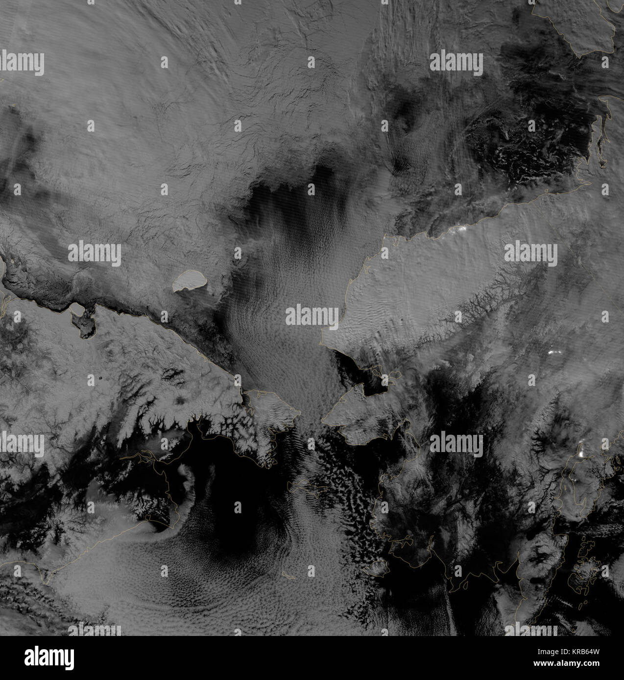 Immagine acquisita il 30 ottobre 2012 gli scienziati hanno guardato l'Artico con particolare interesse per l'estate del 2012, quando il mare Artico ice ha stabilito un nuovo record basso. Il comportamento del mare di ghiaccio a seguito di tale misura bassa interessa anche gli scienziati, ma come mare Artico ghiaccio è stato avanzamento in autunno di 2012, così era buio polare. Fortunatamente il visibile imaging a raggi infrarossi Radiometer Suite (VIIRS) sul Suomi NPP satellite può vedere nel buio. Il VIIRS "giorno-notte band" rivela la luce in un intervallo di lunghezze d'onda dal verde al vicino infrarosso e utilizza tecniche di filtraggio per osservare i segnali come razzi di gas, aurora Foto Stock