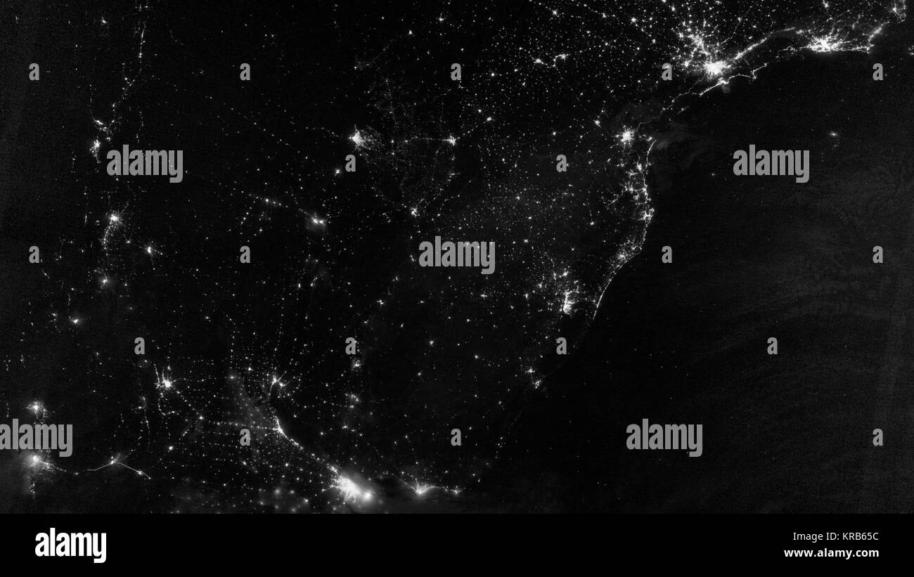 Questa immagine di una parte della costa atlantica del Sud America è stata acquisita dal Suomi satellite NPP nella notte di Luglio 20, 2012. L'immagine è stata resa possibile dal "giorno-notte" di banda del visibile imaging a raggi infrarossi Radiometer Suite (VIIRS), che rileva la luce in un intervallo di lunghezze d'onda dal verde al vicino infrarosso e utilizza tecniche di filtraggio per osservare segnali dim come luci della città, gas flares, auroras, incendi, e riflessa al chiaro di luna. "Nulla ci dice di più circa la diffusione di esseri umani attraverso la massa di luci della città", afferma Chris Elvidge, che porta la massa del gruppo di osservazione in corrispondenza della NOAA N Foto Stock