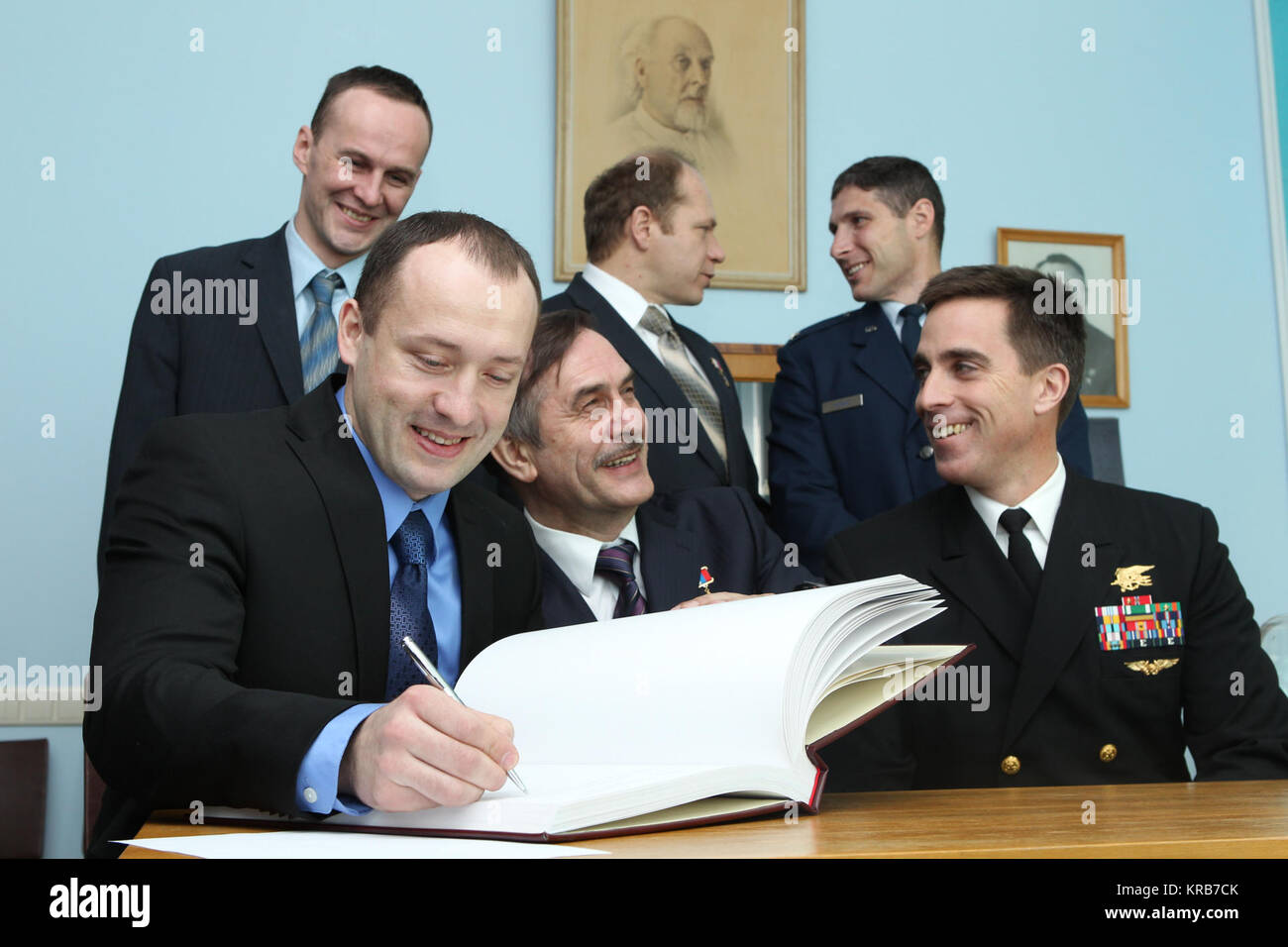 A Gagarin museo al Gagarin Cosmonaut Training Center nella città delle stelle, Russia, Expedition 35-36 Tecnico di volo Alexander Misurkin (in primo piano a sinistra) segni un ceremonial book 7 Marzo come suo crewmates, Soyuz Commander Pavel Vinogradov (in primo piano, al centro) e tecnico di volo Chris Cassidy della NASA (in primo piano a destra) Godetevi il momento. Unendoli per la tradizionale fase di pre-lancio sono state le attività di backup il suo equipaggio Sergey Ryazanskiy (bancata posteriore, a sinistra), Oleg Kotov (bancata posteriore, centro) e della NASA Michael Hopkins (bancata posteriore, destra). Cassidy, Vinogradov Misurkin e lancerà l'International Spa Foto Stock