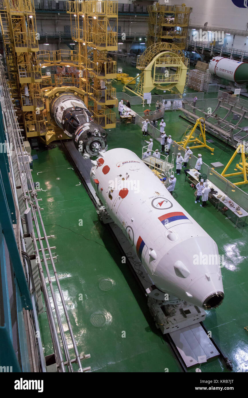 Presso la struttura di integrazione al cosmodromo di Baikonur in Kazakistan, Soyuz TMA-08M veicolo spaziale (top) è allineato il 22 marzo per il suo incapsulamento nel terzo stadio di un booster Soyuz rocket. Il funzionamento è stato parte della preparazione per la Soyuz' lanciare Marzo 29, il kazako tempo, per effettuare la spedizione 35/36 Tecnico di volo Chris Cassidy della NASA, Soyuz Commander Pavel Vinogradov e tecnico di volo Alexander Misurkin alla Stazione Spaziale Internazionale per un 5 ½ mesi di missione. La NASA/Victor Zelentsov Soyuz TMA-08M veicolo spaziale facilità di integrazione 3 Foto Stock