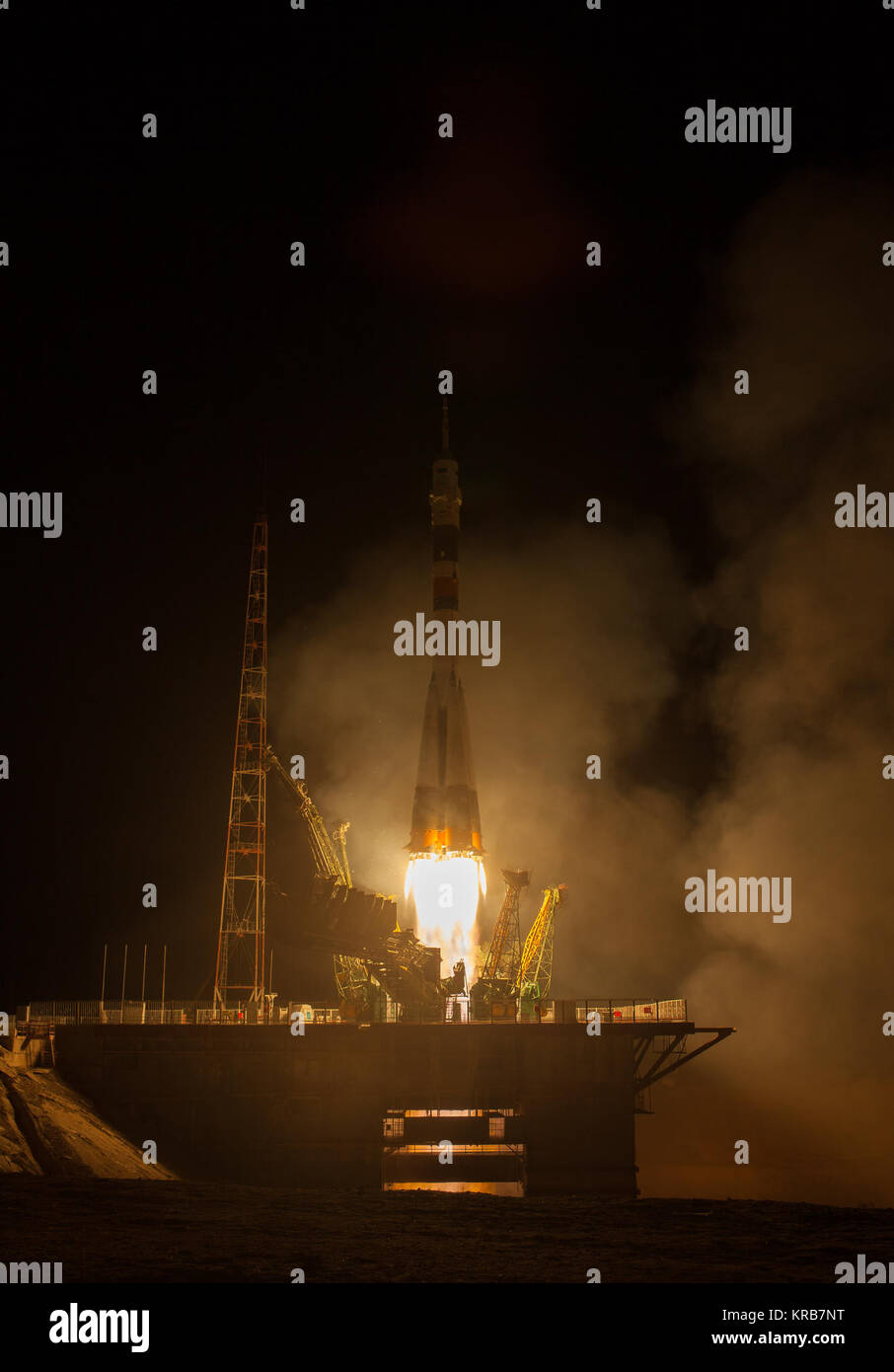 Il Soyuz TMA-08M lanci di razzi dal cosmodromo di Baikonur in Kazakistan il Venerdì, Marzo 29, 2013 portando Expedition 35 Soyuz Commander Pavel Vinogradov, NASA tecnico di volo Chris Cassidy e Russo tecnico di volo Alexander Misurkin alla Stazione spaziale internazionale. Il loro razzo Soyuz lanciato a 2:43 am ora locale. Photo credit: (NASA/Carla Cioffi) Soyuz TMA-08M lanci di razzi da Baikonur Foto Stock