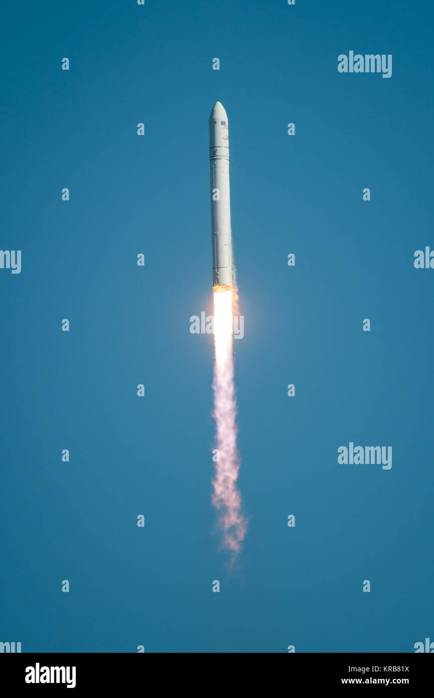 La Orbital Sciences Corporation Antares rocket è visto come si lancia dal PAD-0A della Mid-Atlantic Spaceport regionale (MARS) presso la NASA Wallops Flight Facility in Virginia, Domenica, 21 aprile 2013. Il test di lancio ha segnato il primo volo di Antares e il primo lancio di un razzo dal PAD-0A. L'Antares rocket ha consegnato la massa equivalente di un veicolo spaziale, una cosiddetta massa payload simulato, in orbita terrestre. Photo credit: (NASA/Bill Ingalls) Antares Rocket test di lancio Foto Stock