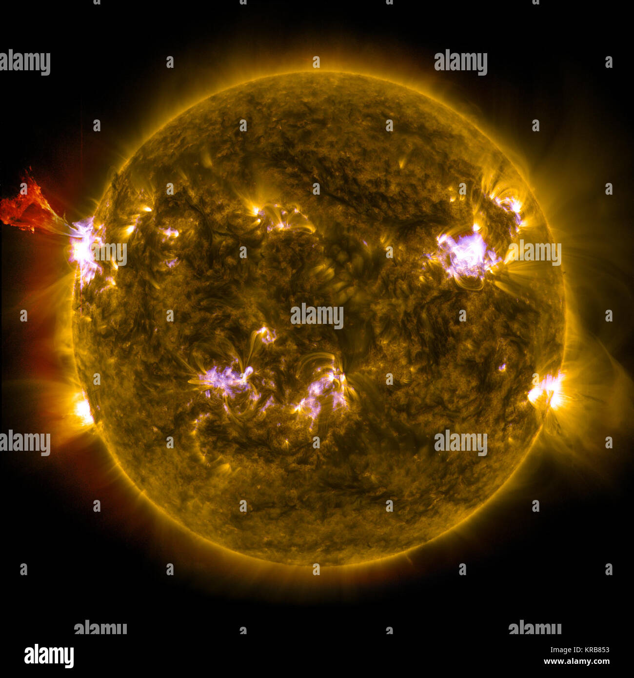 Un burst di materiale solare salta fuori del lato sinistro del sole in ciò che è noto come un risalto eruzione Foto Stock