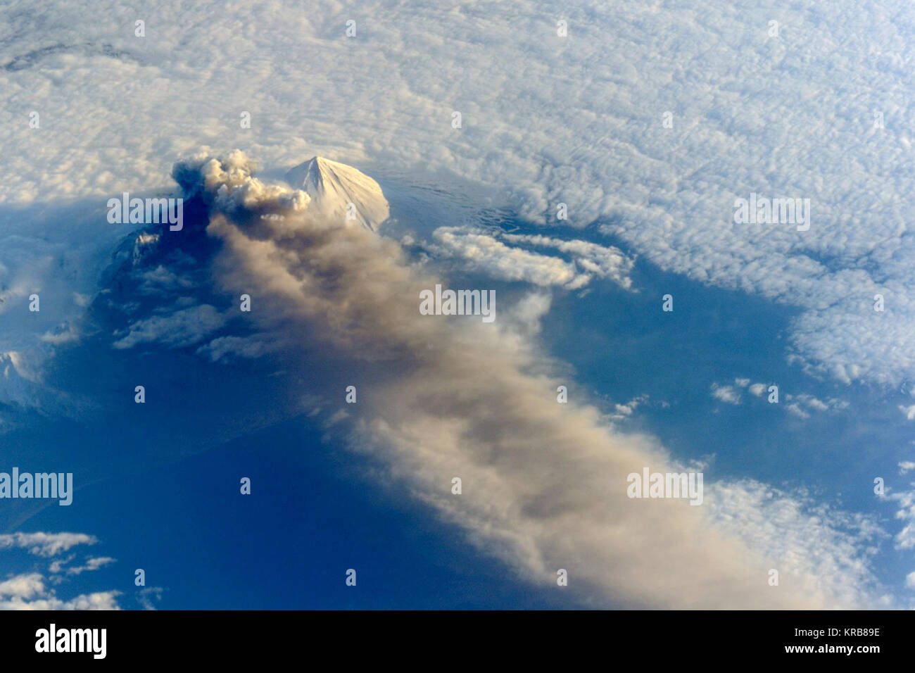 Gli astronauti a bordo della Stazione Spaziale Internazionale (ISS) fotografato questi suggestivi panorami del vulcano Pavlof il 18 maggio 2013. La prospettiva obliqua dalla ISS rivela la struttura tridimensionale del pennacchio di cenere, che è spesso oscurato dalla vista dall'alto della maggior parte di telerilevamento satelliti. Situato nelle Isole Aleutine arco a circa 625 miglia (1.000 chilometri) a sud-ovest di Anchorage, Pavlof cominciò ad eruttare il 13 maggio 2013. Il vulcano di lava idromassaggio in aria e scaricato una nube di cenere 20.000 piedi (6.000 metri) alta. Quando fotografare ISS036-E-2105 (superiore) è stato preso, la stazione spaziale è stata di circa 475 Foto Stock